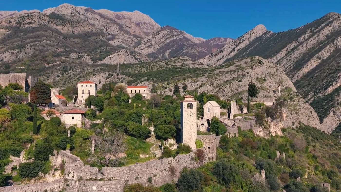 Stari Bar, die alte Festungsstadt mit Uhrturm und Rumija-Massiv im Hintergrund
